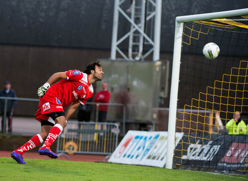 Abbas Hassan, målvakt, IFK Norrköping, ser bollen ta i