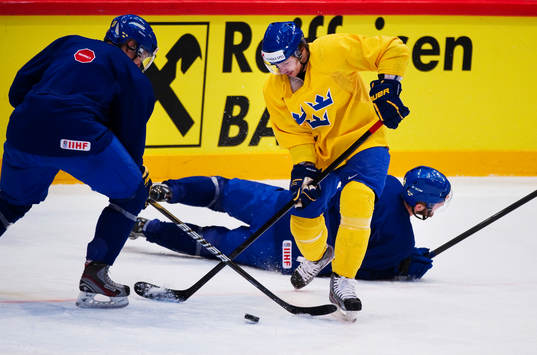 Erik Karlsson dribblar med pucken