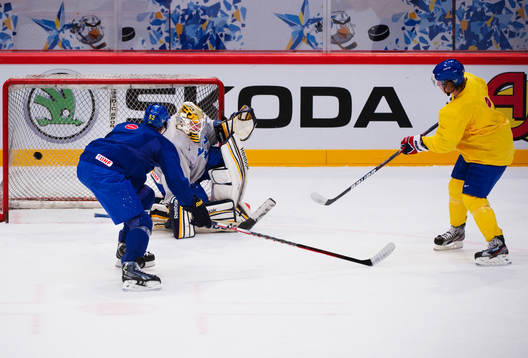 Nicklas Bäckström gör mål på Jhonas  Enroth, målvakt