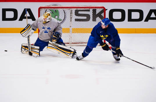 Jhonas  Enroth, målvakt, och Jonathan Ericsson
