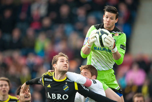 Örebros målvakt Jonas Sandqvist plockar ned bollen