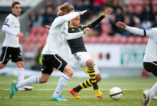 AIKs Robin Quaison petar fram bollen
