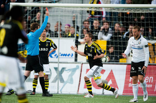 t.h. Peter Samuelsson, Örebro som dras omkull i AIK