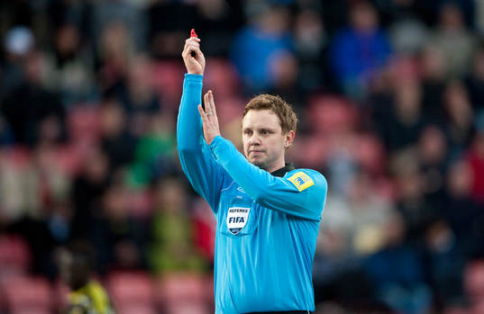 Domare Markus Strömbergsson visar hands. Tecken, visselpipa