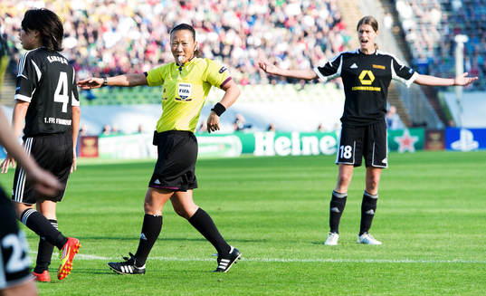 Jenny Palmqvist, domare, Sverige, dömer straff åt Lyon
