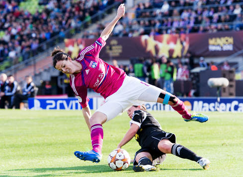 Lotta Schelin, Olympique Lyonnais, blir fälld av Meike