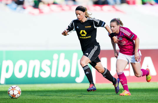 Sara Thunebro, FFC Frankfurt, jagas av Eugenie Le Sommer,