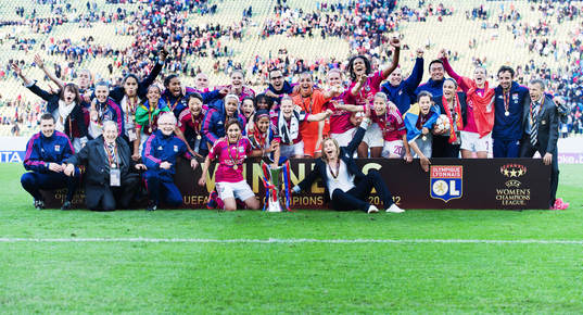 Olympique Lyonnais, jubel, glädje. Lagbild, pokal