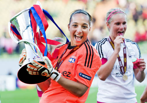Sarah Bouhaddi, målvakt, Olympique Lyonnais, jubel, pokal