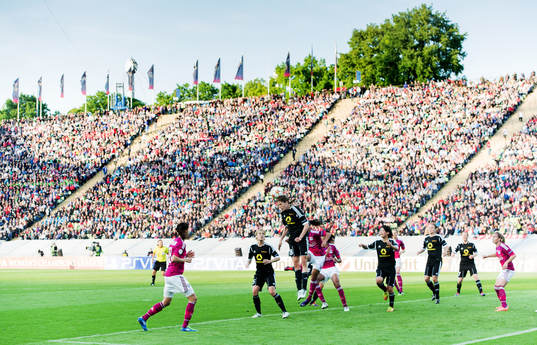 Kerstin Garefrekes, FFC Frankfurt, nick. 50212 personer på