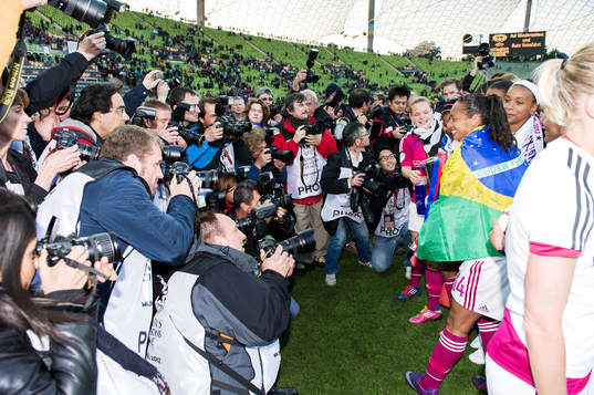 Många fotografer på plats. Press, media, fotograf