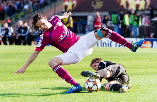 Saskia Bartusiak, FFC Frankfurt fäller Lotta Schelin,