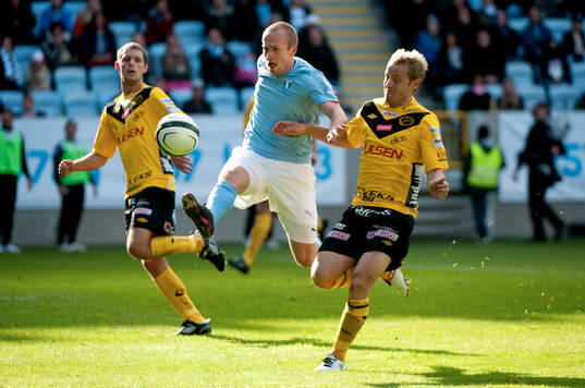 Daniel Larsson, Malmö har första halvleks bästa chans