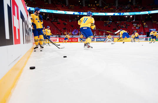 De svenska spelarna värmer upp innan kvartsfinalen