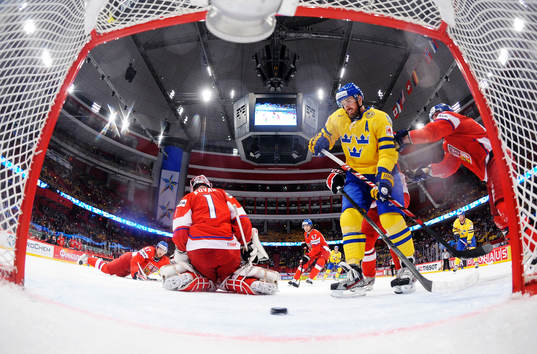 Henrik Zetterberg, Sverige, ser 1-0-pucken gå in bakom
