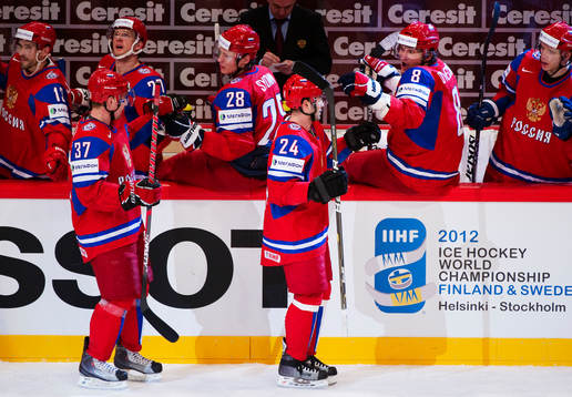 Alexander Popov, Ryssland, gratuleras till sitt 2-1-mål.
