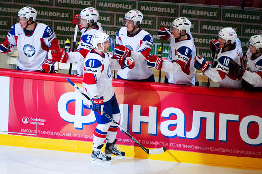 Patrick Thoresen, Norge, gratuleras till sitt 2-2-mål