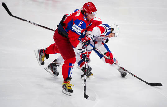 Alexander Ovechkin, Ryssland, utmanas av Ole Kristian