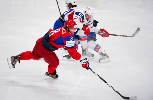 Alexander Ovechkin, Ryssland, utmanas av Ole Kristian