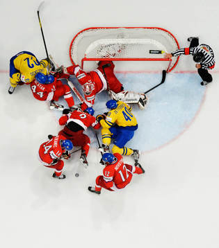 Gabriel Landeskog och Henrik Zetterberg, Sverige, bråkar