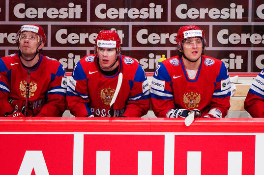 Yevgeni Malkin och Alexander Ovechkin, Ryssland, sitter på