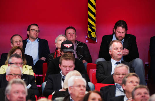 Prins Daniel och Peter Forsberg på VIP-läktaren