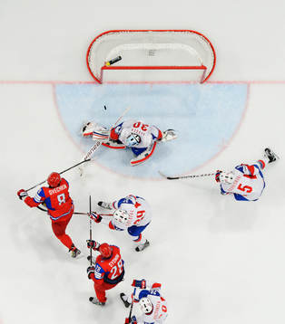 Alexander Ovechkin, Ryssland, oroar framför Lars Haugen,