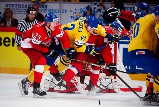 Lukas Krajicek, Tjeckien, stoppar Gabriel Landeskog, Sverige
