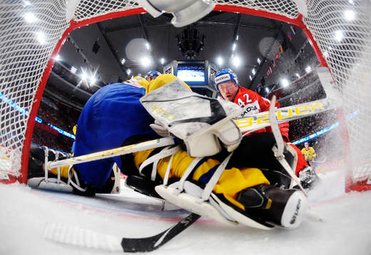 Petr Koukal, Tjeckien, trycker in pucken bakom Viktor