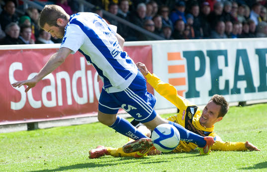 Här skadas Daniel Nicklasson, Mjällby, i en brytning mot