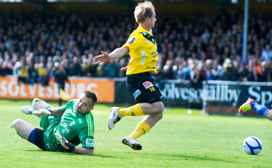 Pär Ericsson, Mjällby, går förbi John Alvbåge,