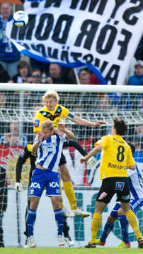 Patrik Rosengren, Mjällby, trycker ner Robin Söder,