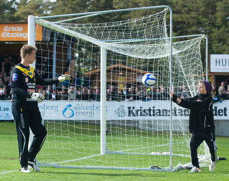 Bollkalle ger Mattias Asper, Mjällby, bollen