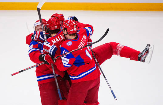 Yevgeni Malkin, Ryssland, gratuleras till sitt 1-1-mål.