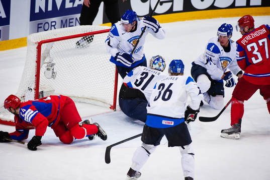 1-1-pucken går in bakom Petri Vehanen, målvakt, Finland