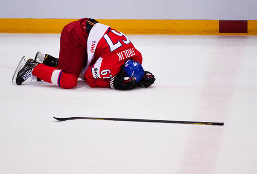 Michael Frolik, Tjeckien, ligger på isen