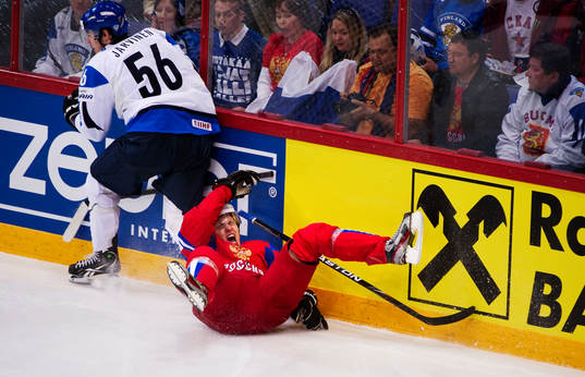 Joonas Järvinen, Finland, tacklar Yevgeni Malkin,