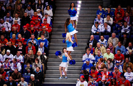 Cheerleaders på de finska läktarna