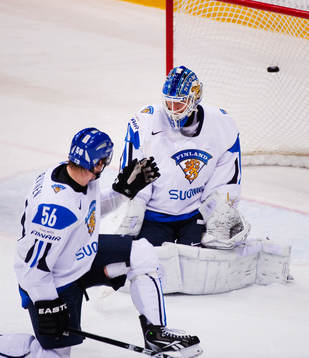 Joonas Järvinen ser 4-1-pucken gå in bakom Petri Vehanen,