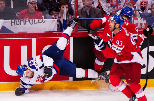 Marek Hovorka, Slovakien, tacklas av Milan Michalek,
