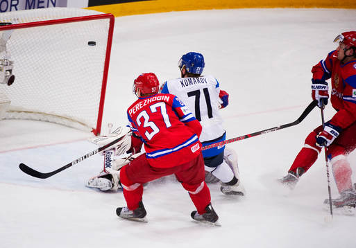 Leo Komarov, Finland, är nära att reducera i andra