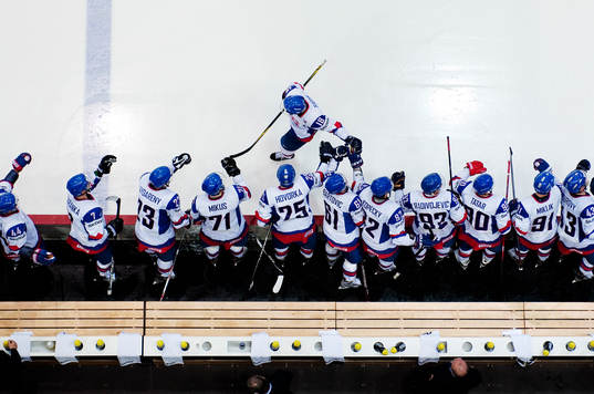 Miroslav Satan, Slovakien, gratuleras till sitt 1-2-mål.