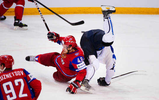 Yevgeni Biryukov, Ryssland, får Mikael Granlund, Finland,