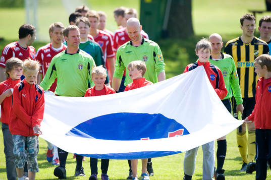 Inmarsch, domare, spelare marscherar in på plan, mascotar