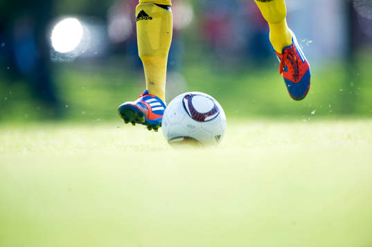 Fot, fötter, boll, fotboll, gräs, gräsmatta,
