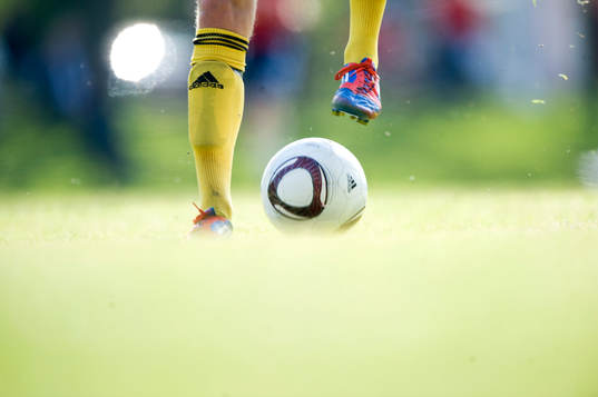 Fot, fötter, boll, fotboll, gräs, gräsmatta,