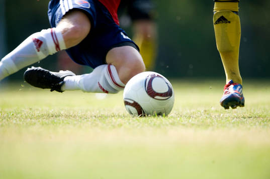 Fot, fötter, boll, fotboll, gräs, gräsmatta,
