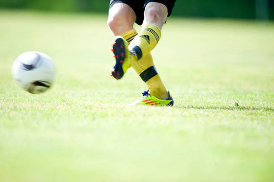 Fot, fötter, boll, fotboll, gräs, gräsmatta,