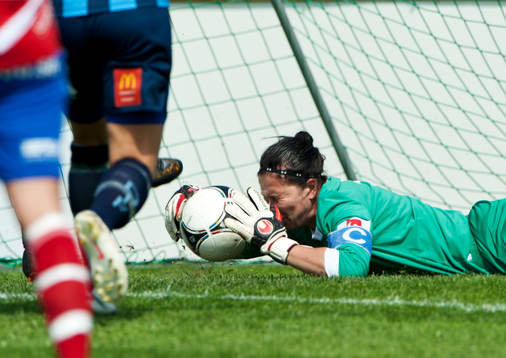 Gudbjörg Gunnarsdottir, målvakt, Djurgården, tar en