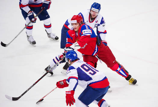 Alexander Ovechkin, Ryssland, försöker ta sig förbi